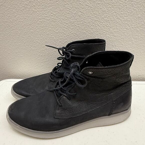 UGG Chukka Boots Mens Size 13 Freamon Black Sleek Design Leather Lace Up - Picture 1 of 7